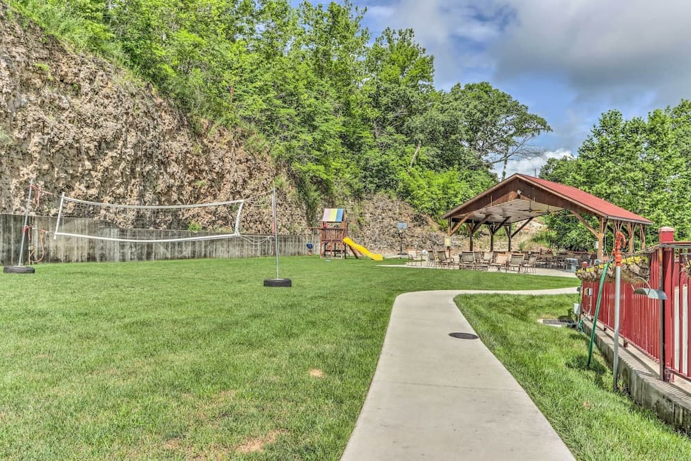 Community Pool & Dock: Lake of the Ozarks Condo!