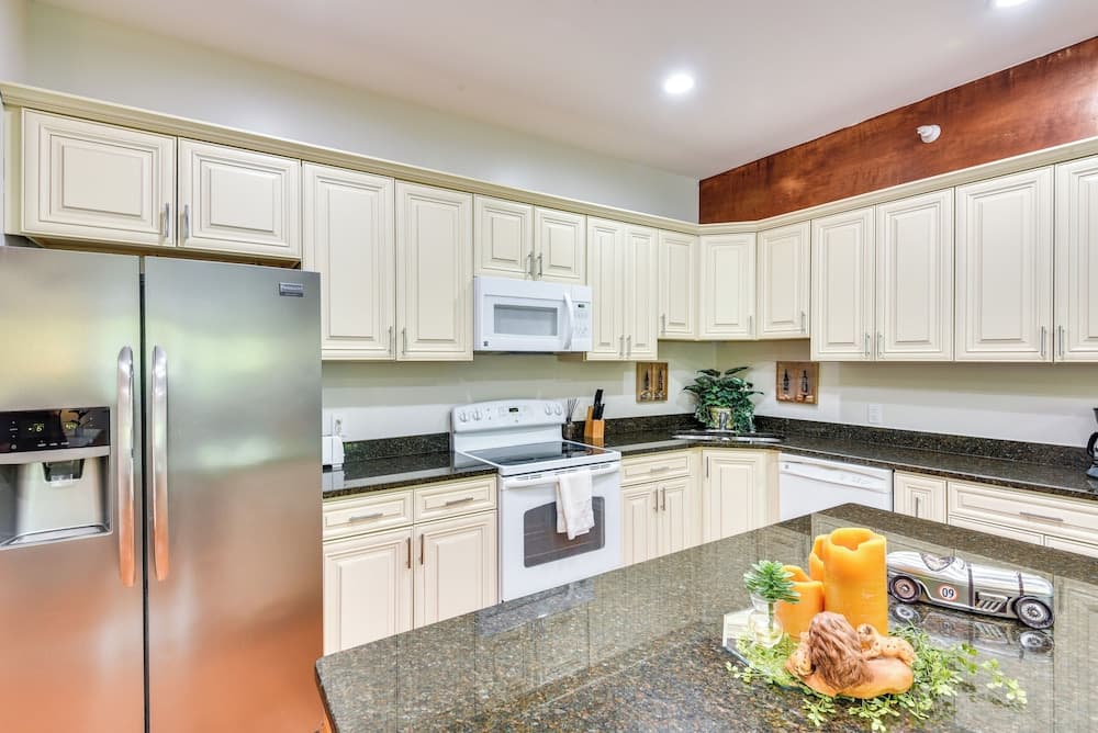 Cozy Sawyer Apartment - 2 Mi to Warren Dunes Park!