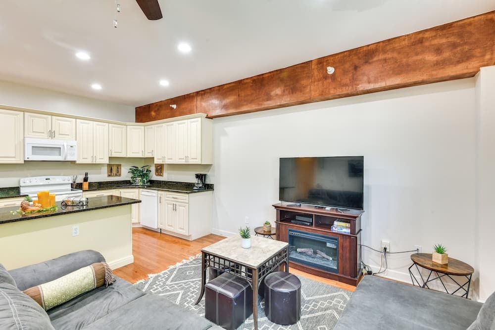 Cozy Sawyer Apartment - 2 Mi to Warren Dunes Park!