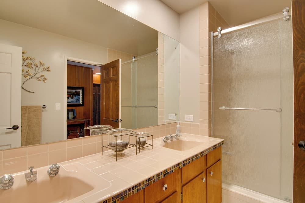 Chic Boulder Mountain Home w/ Hot Tub + Views