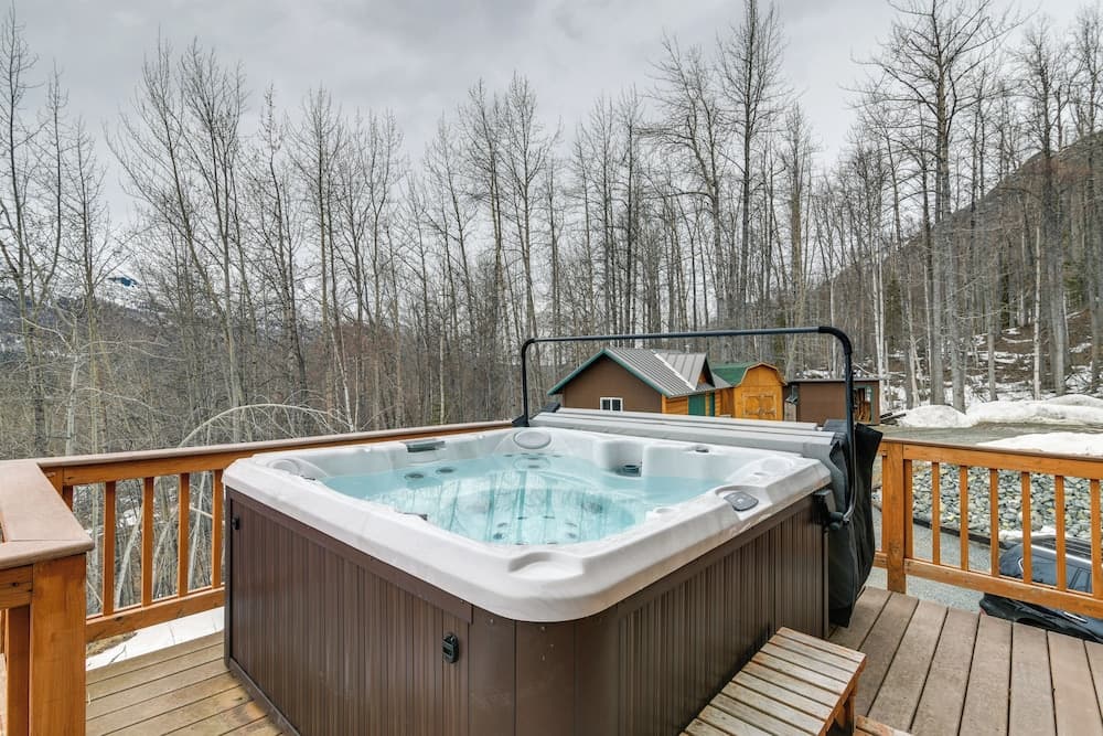 Alaskan Mountain Gem With Private Hot Tub & Gym!