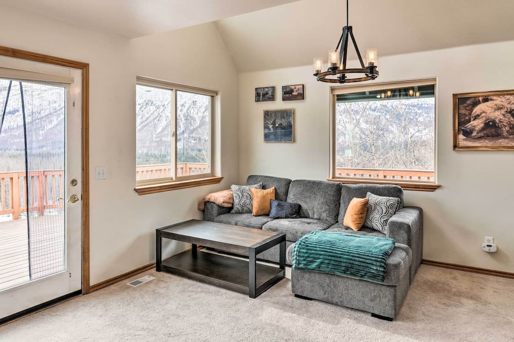 Alaskan Mountain Gem With Private Hot Tub & Gym!