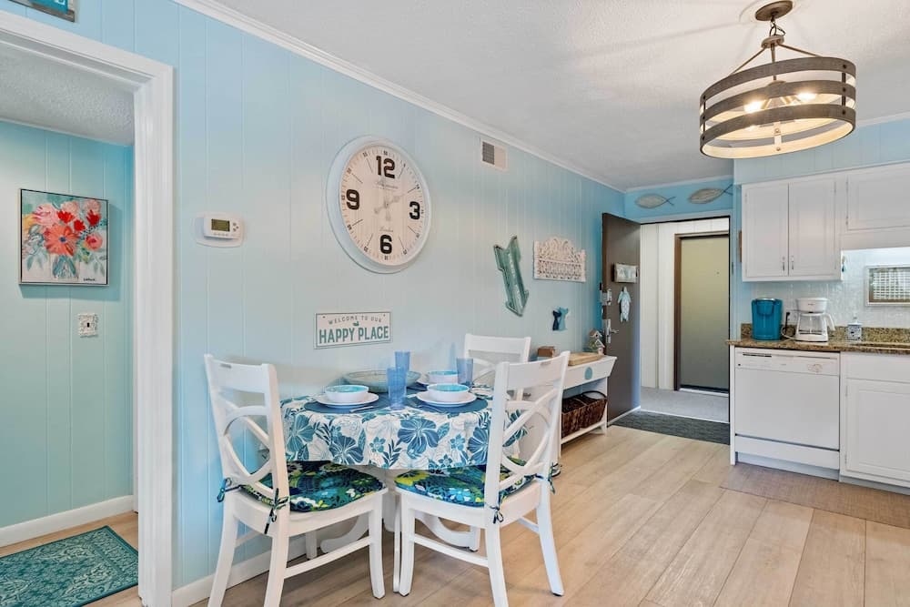 Walk to Coligny Beach Park: Family-friendly Villa