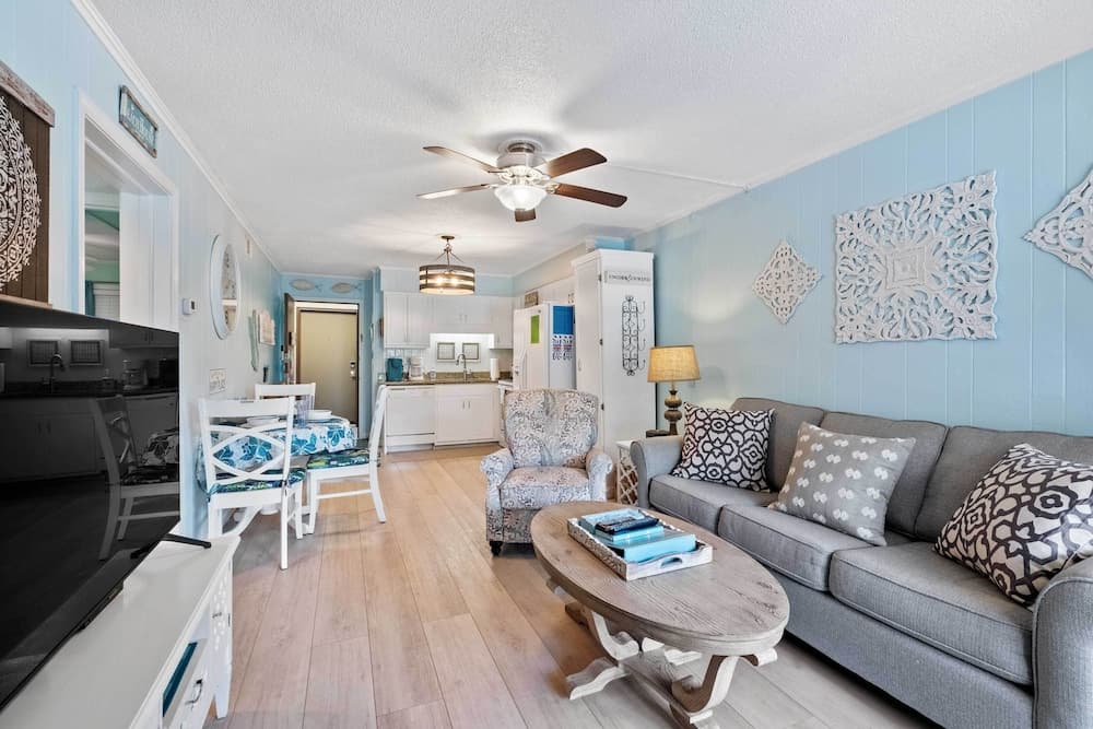 Walk to Coligny Beach Park: Family-friendly Villa