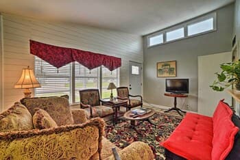 Coastal Escape w/ Yard - Walk 1 Mile to Texas A&m!