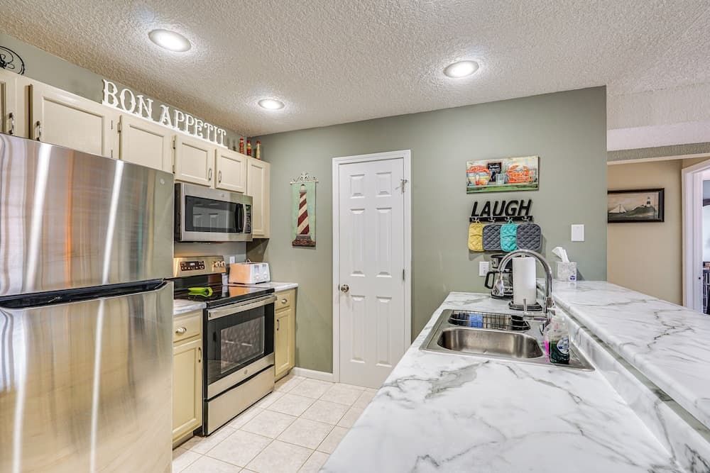 Large Balcony w/ View: Lakefront Osage Beach Condo