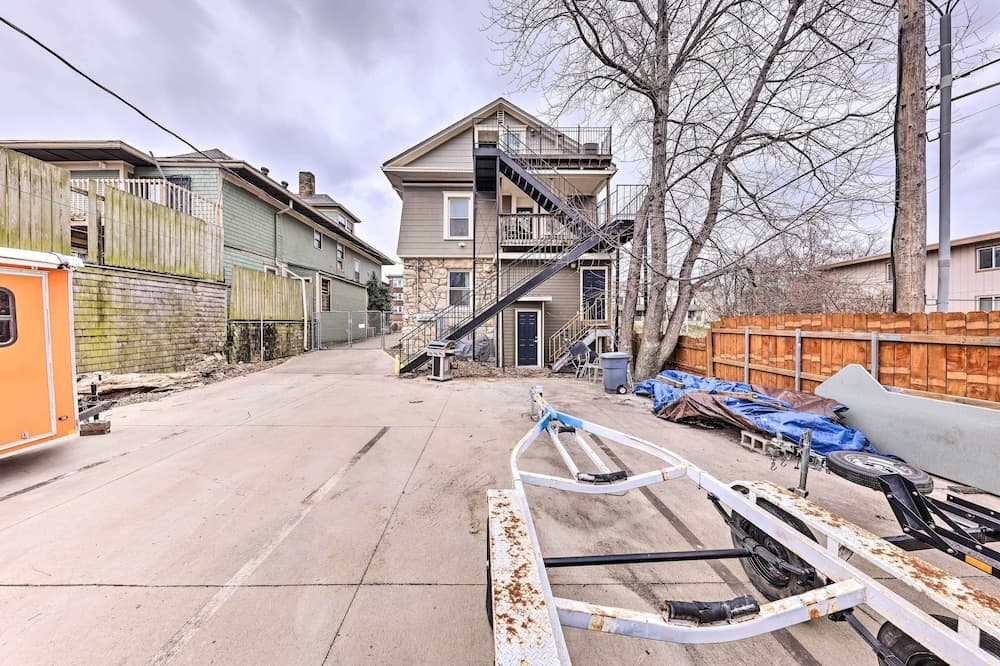 Unique Kansas City Apt: Walk to KC Streetcar Stop!