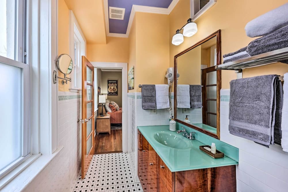 Unique Kansas City Apt: Walk to KC Streetcar Stop!