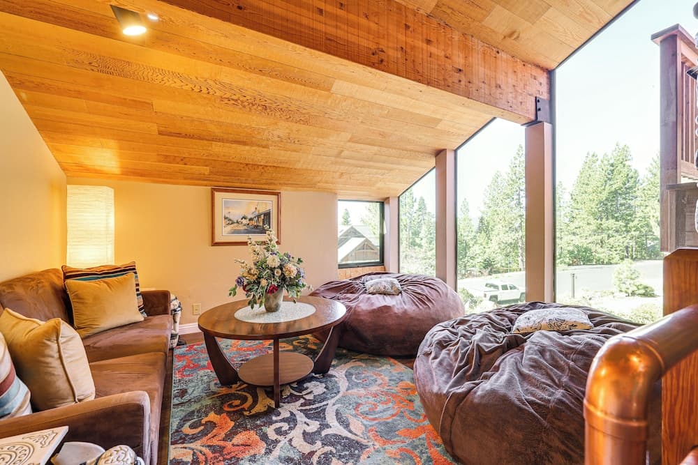 1 Mi to Lake Tahoe: Home w/ Hot Tub & Decks