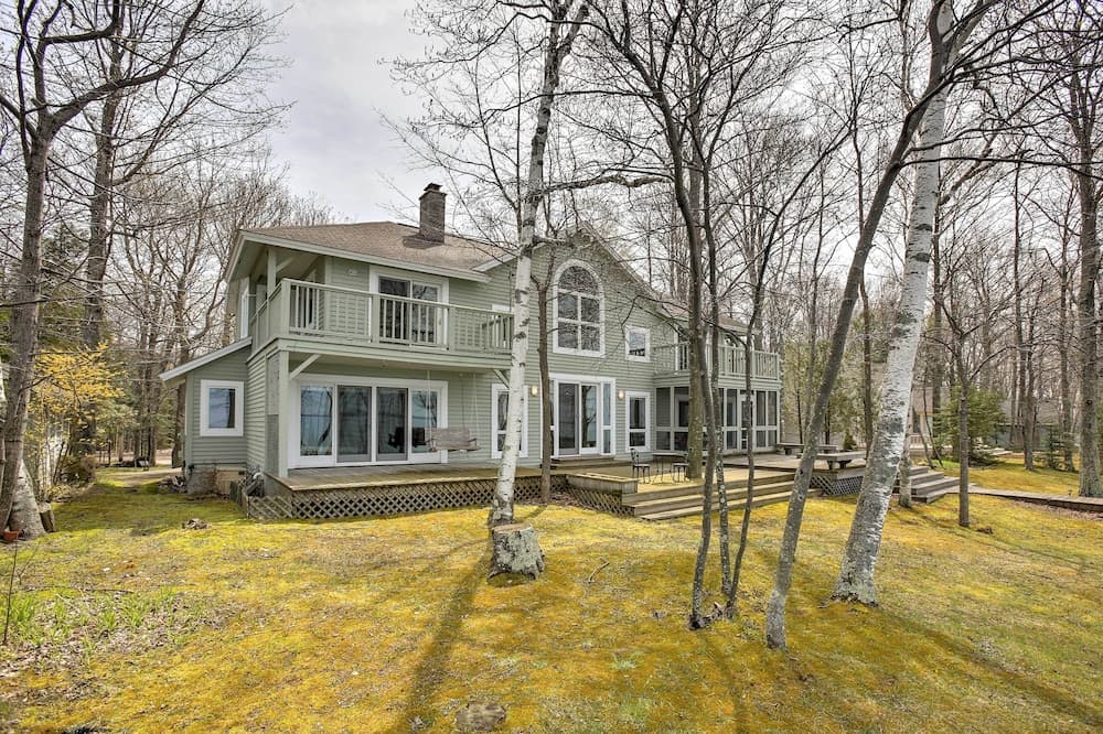 Gorgeous Charlevoix Home on Lake Michigan!