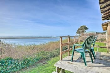 Smith River Vintage Cabin: Oceanfront Deck + Views
