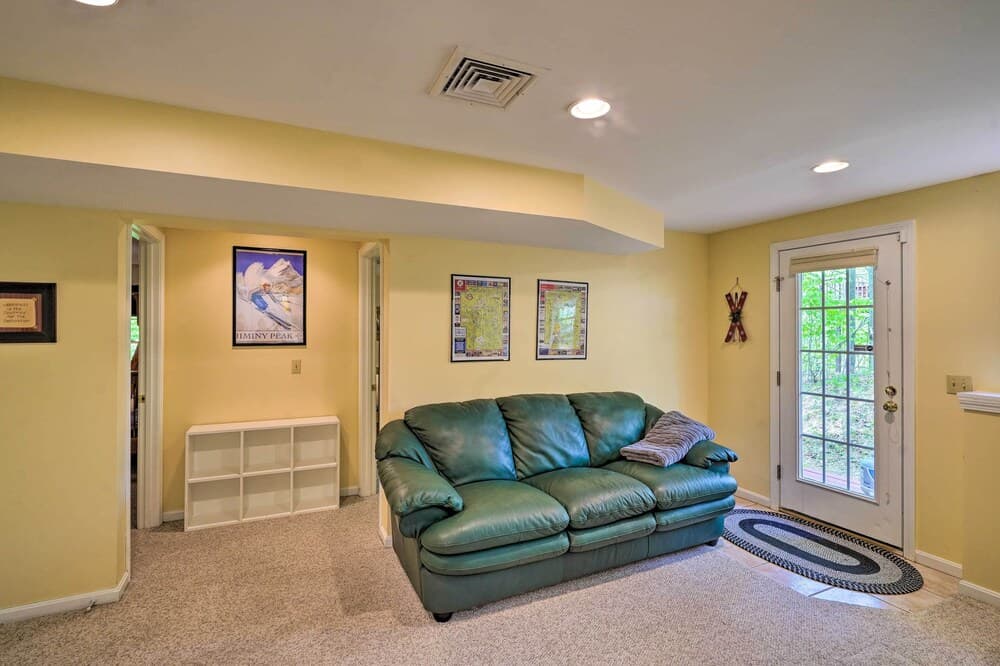 Family-friendly Hancock Home: Walk to Slopes!