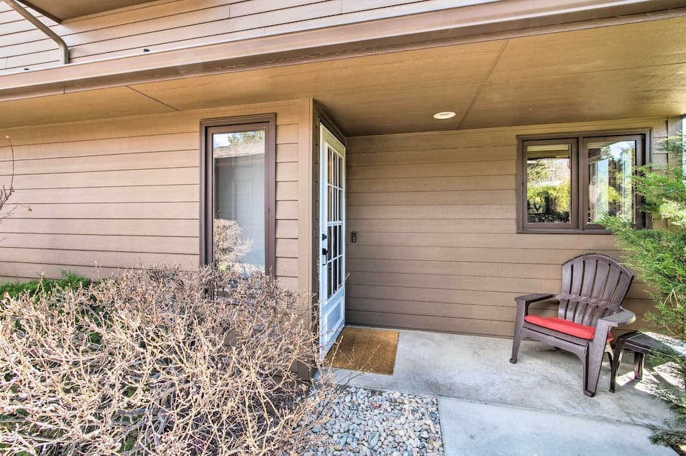 Fireplace & Mtn Views: Estes Park Home w/ Deck!