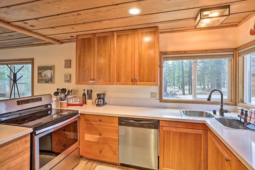 Walk to Big Bear Lake: Cozy Cabin w/ Deck