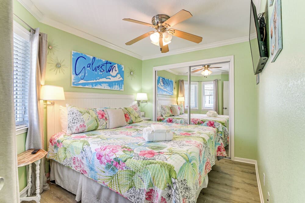 Beachside Condo w/ Pool & Hot Tub in Galveston!