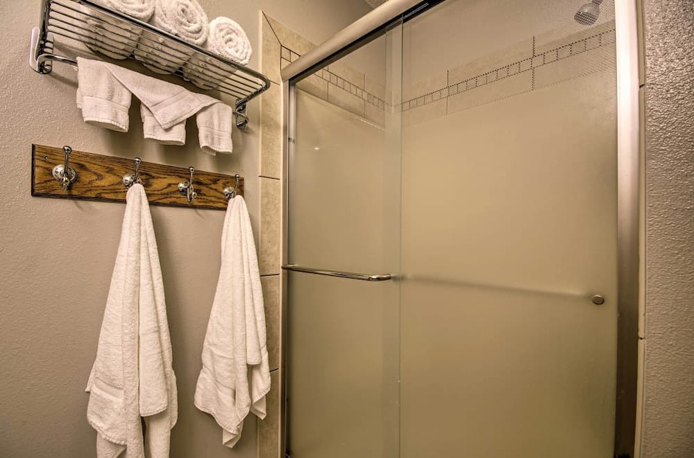 Cozy Branson Getaway ~ 2 Mi to Silver Dollar City!