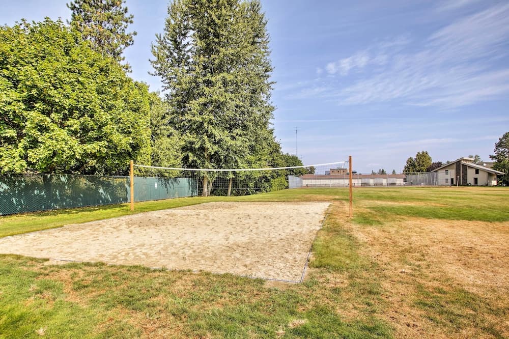 Lake Pend Oreille Condo w/ Porch & Mountain View!