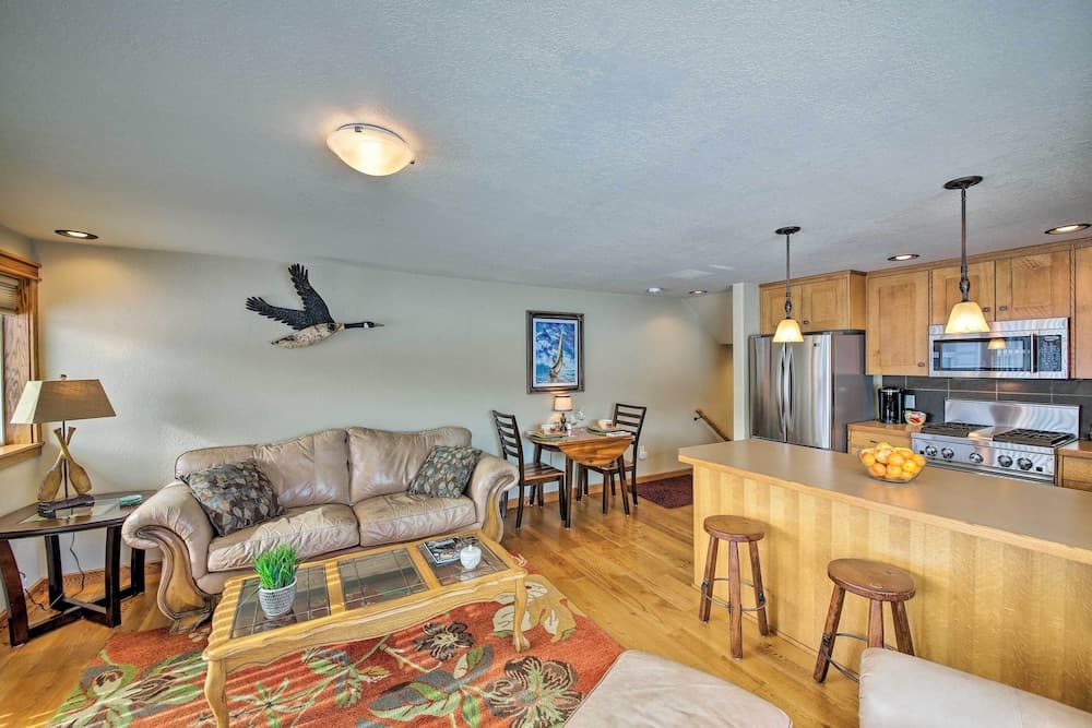 Lake Pend Oreille Condo w/ Porch & Mountain View!