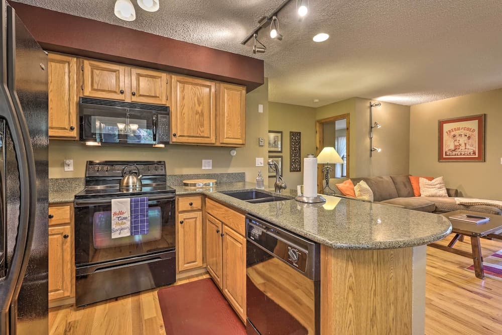 Cozy Condo on Vasquez Creek w/ Free Shuttle Access