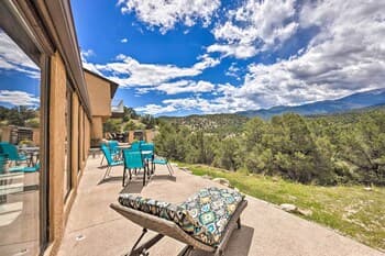 Spectacular Mtn Getaway + Deck ~ 2 Mi to Dtwn