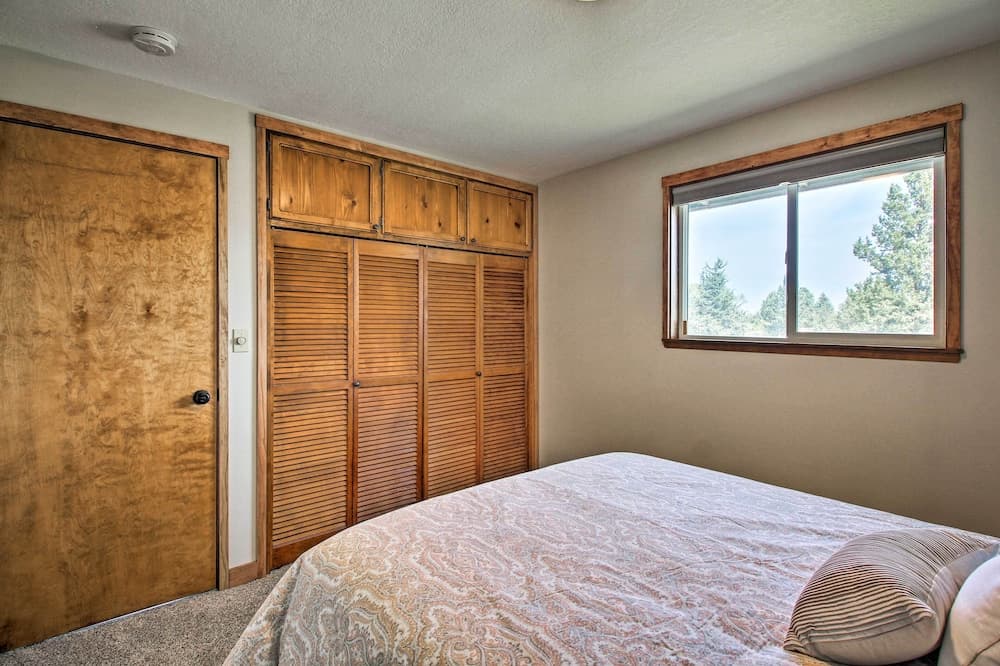 Updated Farmhouse w/ Deck on Central Oregon Canal!