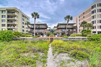 Oceanfront Condo With Balcony + Beach Access!