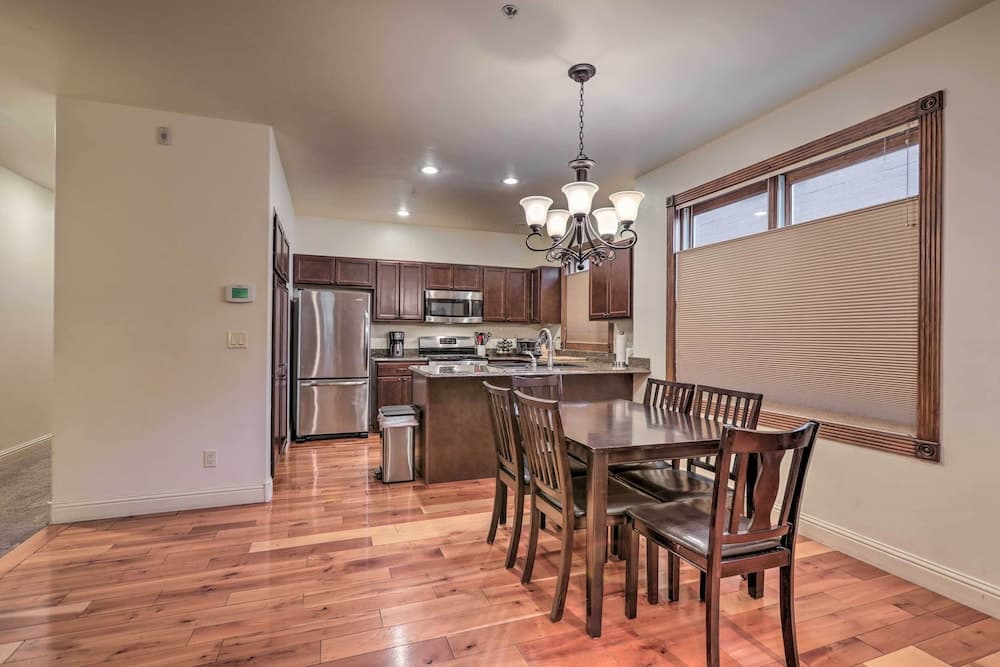 Cozy Central Glenwood Springs Condo w/ 2 Decks!