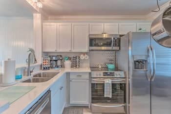 Beachfront Oasis: Condo w/ Deck + Pool Access