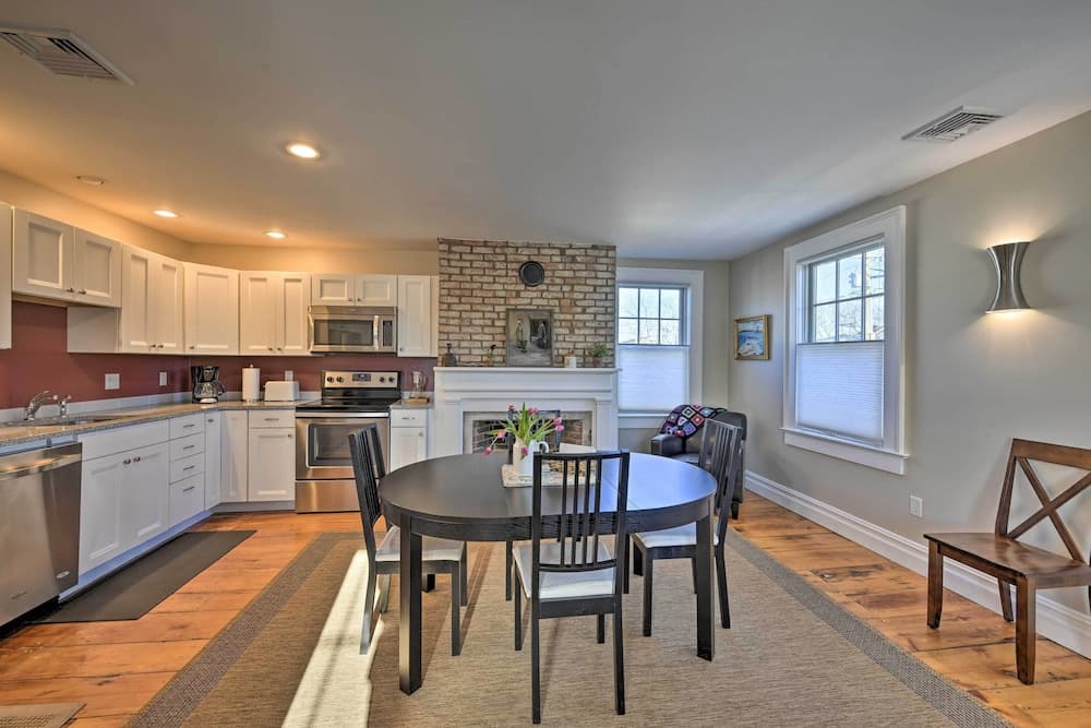 Bright Apartment - 1/2 Mi to Greenport Harbor!