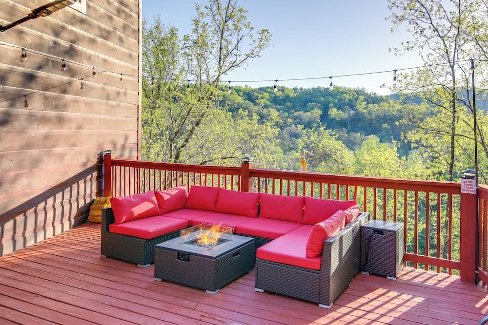 Saltwater Pool & Mtn-view Deck: Pigeon Forge Cabin