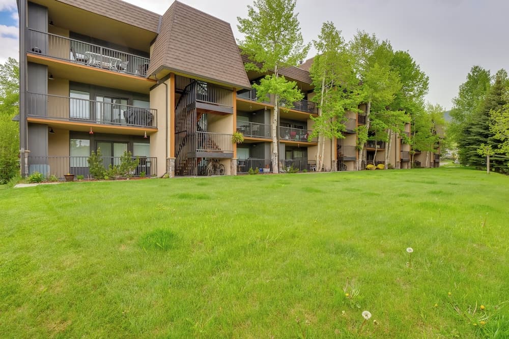 Walk to Ski Shuttle: Cozy Mountain Meadows Condo