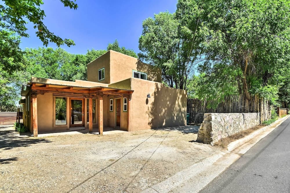 Cozy Home w/ Media Room: Short Walk to Taos Plaza!