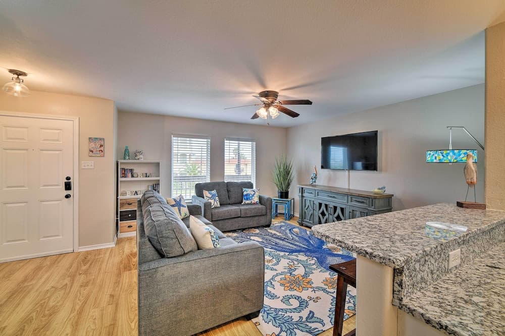 Corpus Christi Condo w/ Pool Access, Walk to Beach