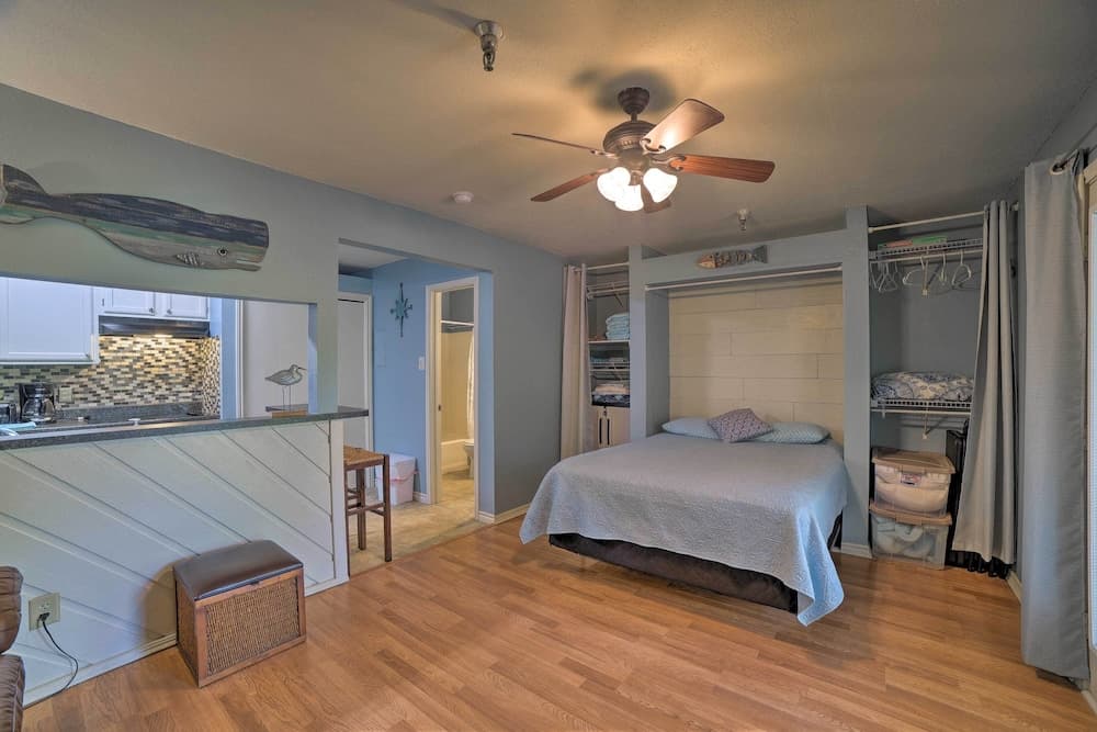 Corpus Christi Condo w/ Pool: Walk to the Beach!