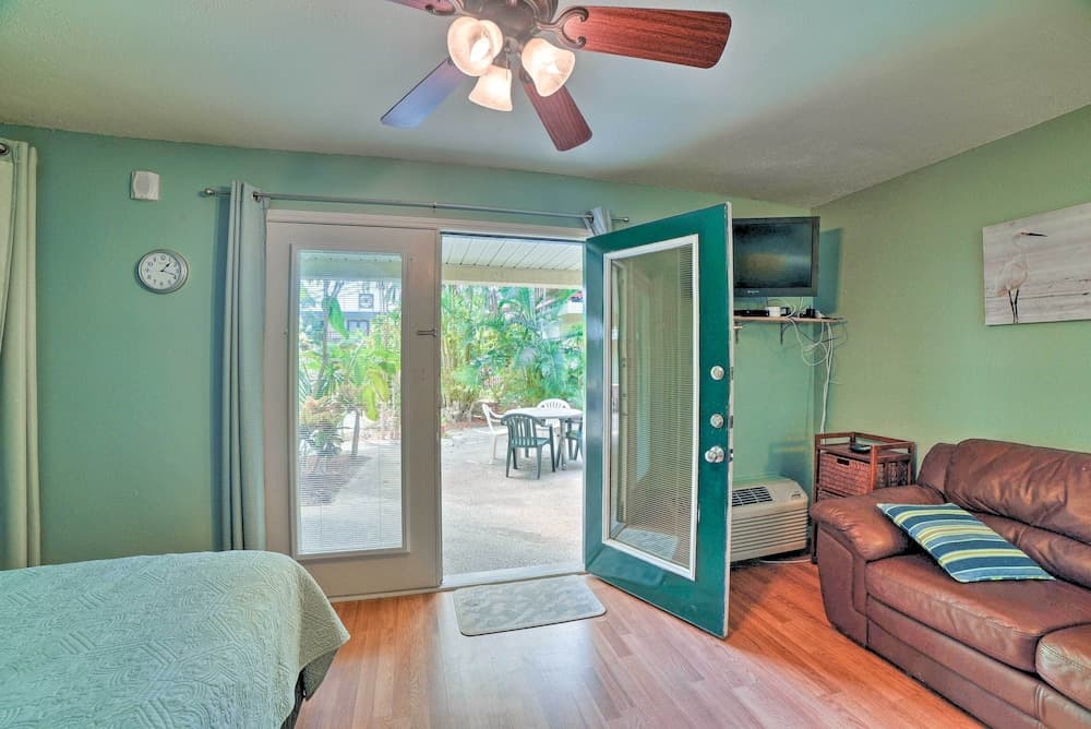 Corpus Christi Condo w/ Pool: Walk to the Beach!