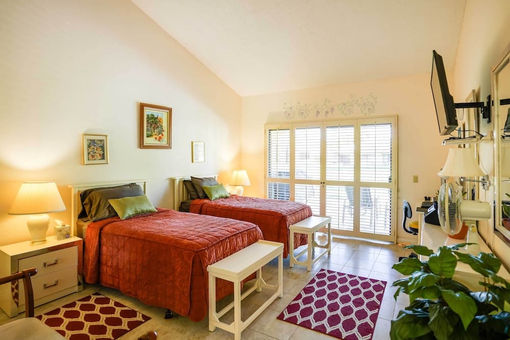 Golf Course View & Pool Access: Palm Desert Condo