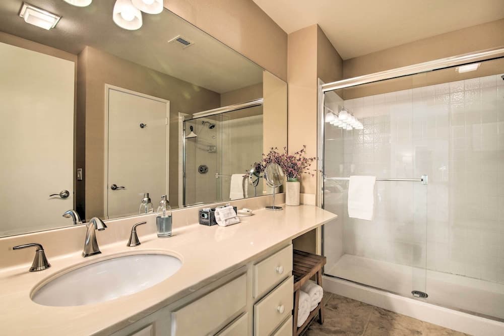 6 Mi to El Paseo: Gem w/ Pool Access!