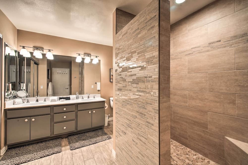 6 Mi to El Paseo: Gem w/ Pool Access!