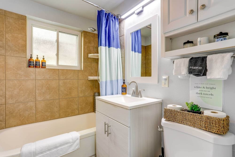 Seattle Garden Apt: Walk to Water & Amenities!