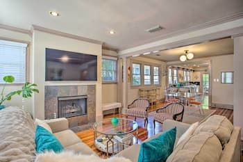 Couples Retreat w/ Deck <1 Mi to Lower Greenville!