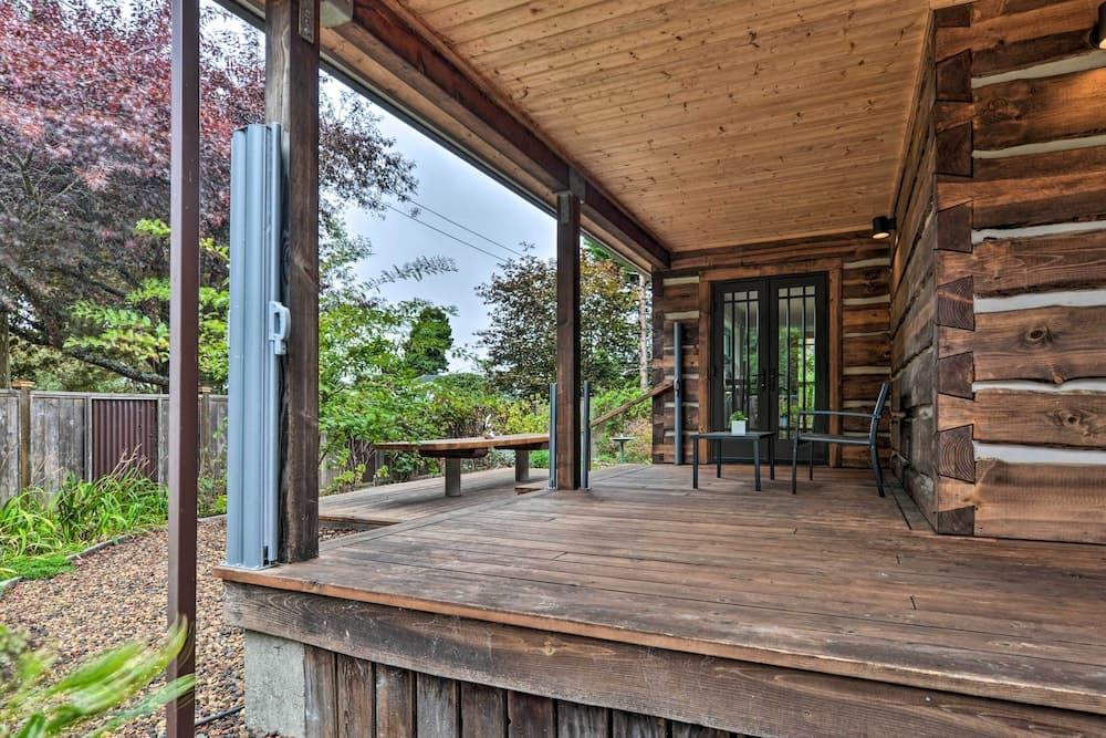 Quiet & Cozy Eureka Home Near Sequoia Park & Zoo!