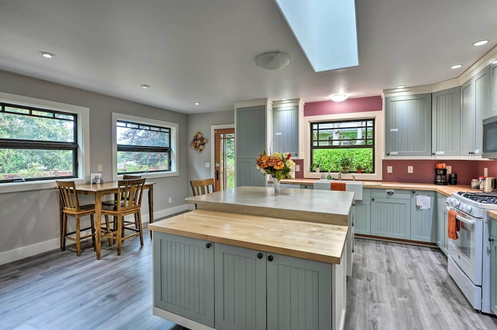 Quiet & Cozy Eureka Home Near Sequoia Park & Zoo!