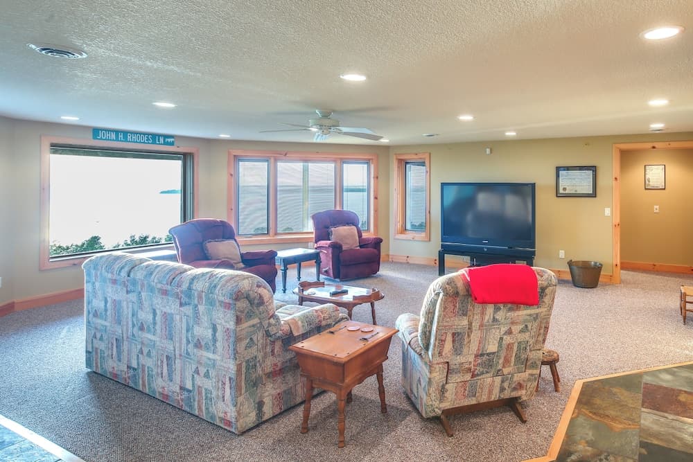 Lake View Champlain Home w/ Hot Tub & Sauna!