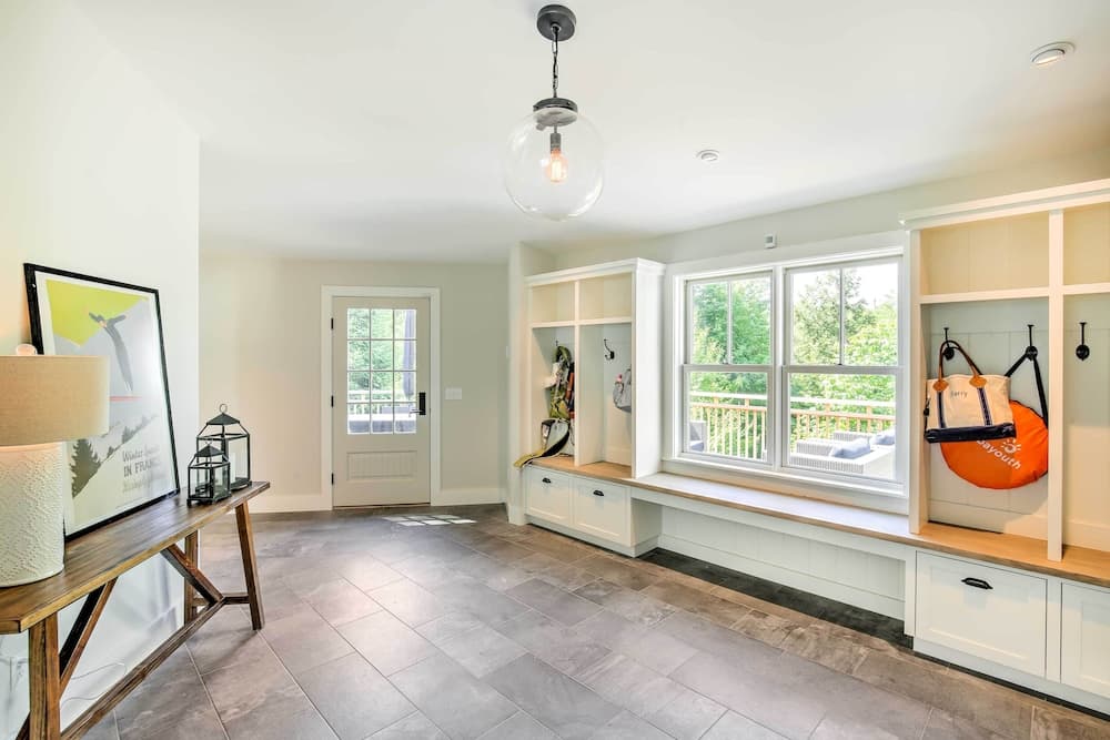 Pet-friendly House w/ Deck - 10 Mi to Stowe Mtn!