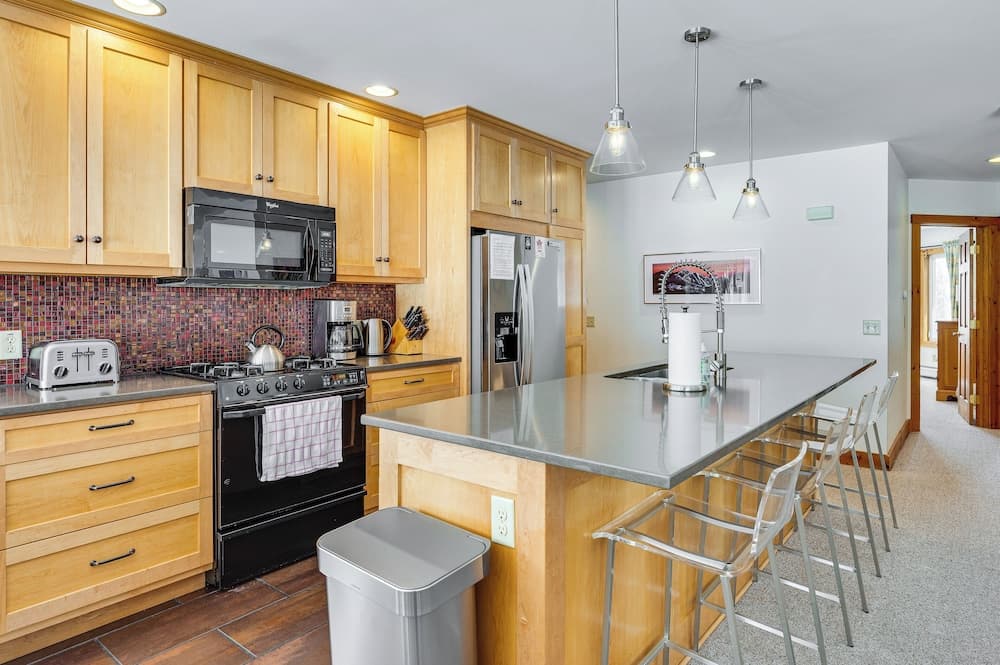 Ski-in Resort Family Condo w/ Deck at Jay Peak!