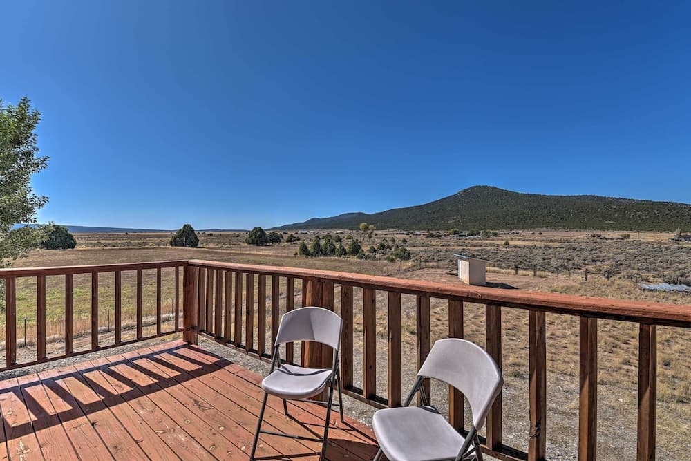 Questa Home w/ Views - 13 Mi to Red River Skiing!