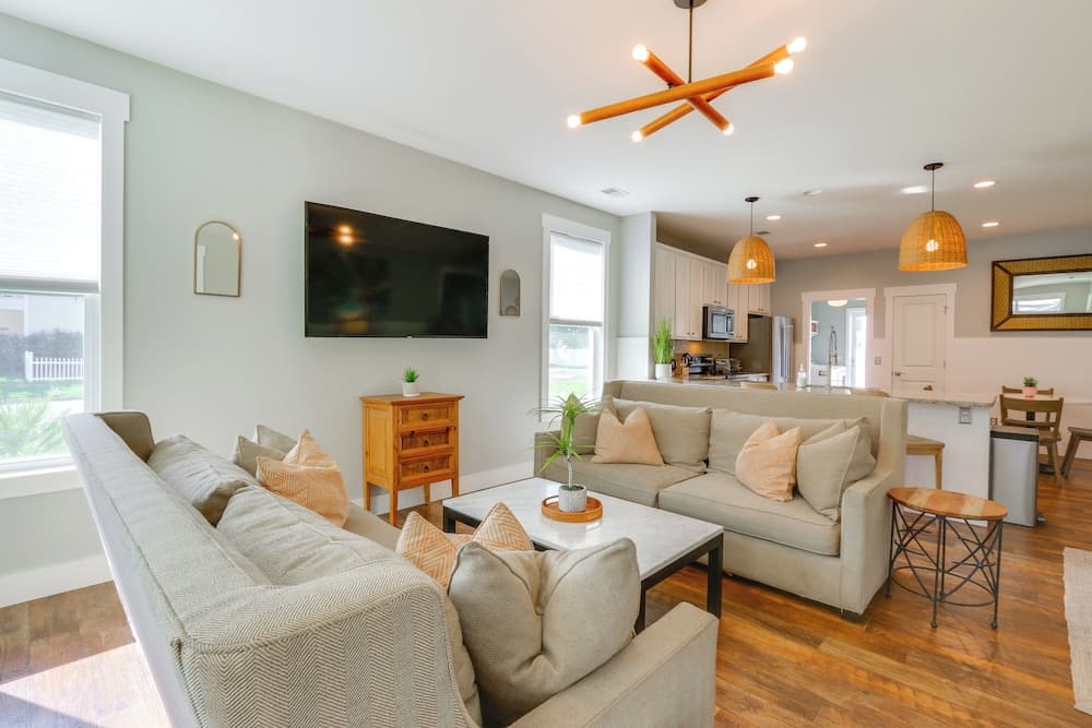 Coastal Home w/ Yard < 1 Mi to Old Town Bluffton!