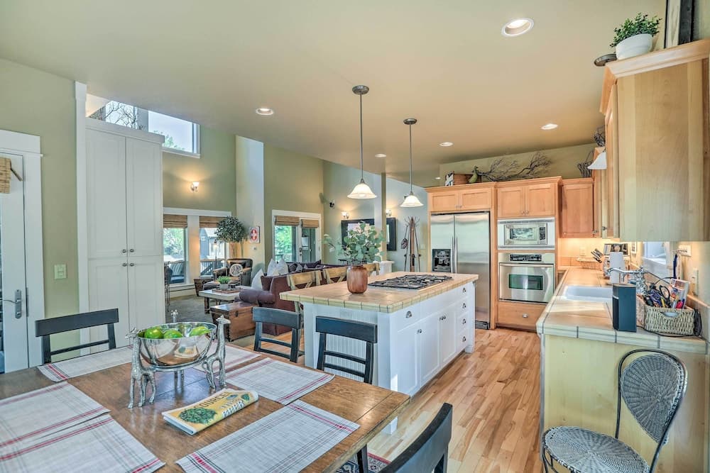 Stunning Bend Retreat < 20 Mi to Mt Bachelor!