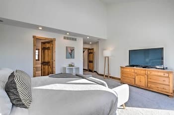 Large & Luxe Galena Territory Villa w/ Hot Tub!