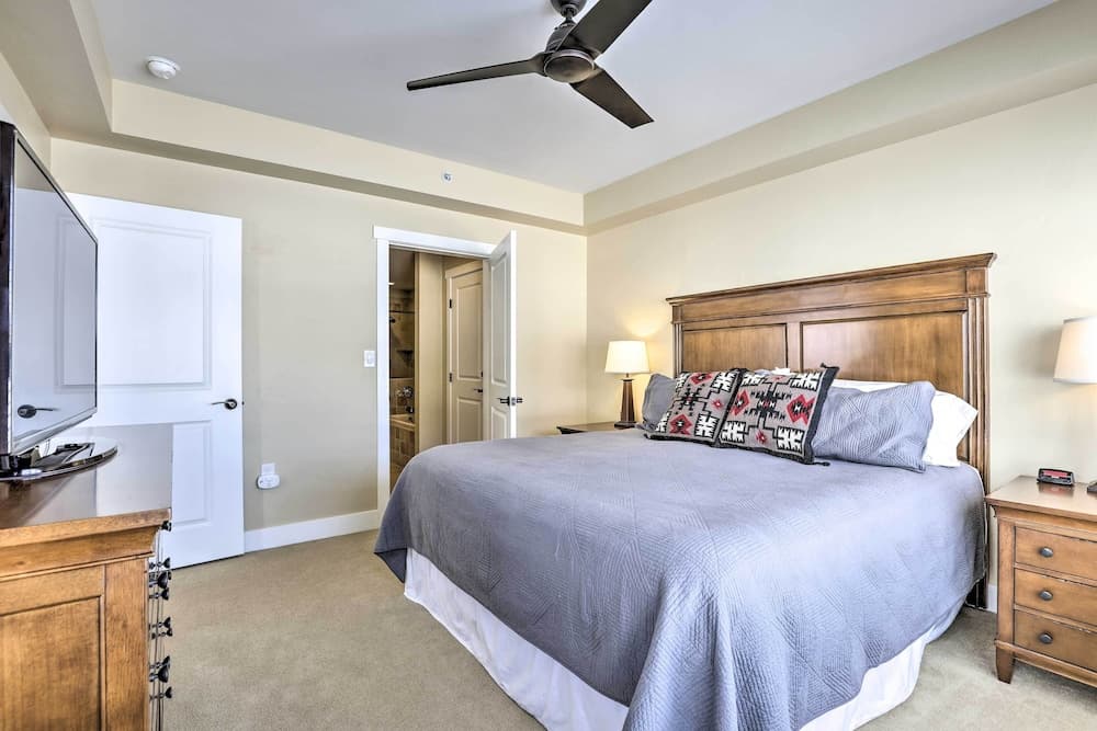 Ski-in/ski-out Granby Base Camp Escape w/ Balcony